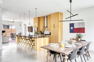 501 Post Rd Dr in Austin, TX - Building Photo - Building Photo