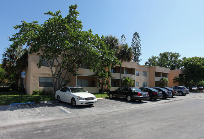 Sabal Pointe Condominium Residences in Palm Springs, FL - Foto de edificio - Building Photo