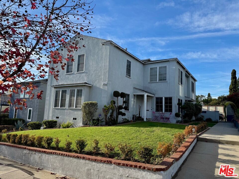 1207 Ocean Park Blvd in Santa Monica, CA - Building Photo