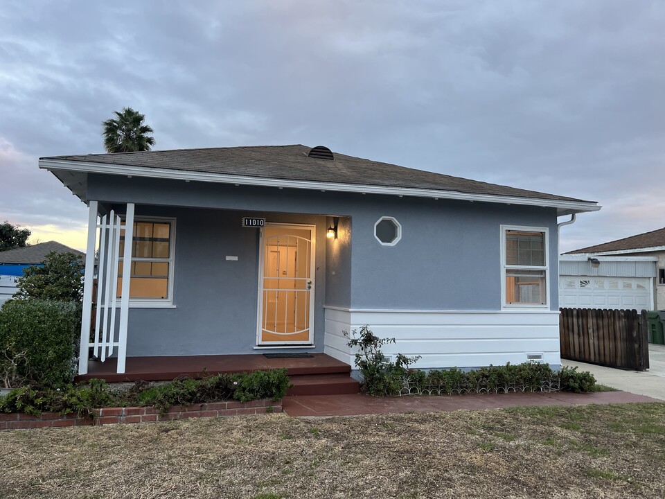 11010 Condon Ave in Inglewood, CA - Foto de edificio