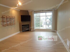 4031 Aurora Ave N in Seattle, WA - Building Photo - Building Photo