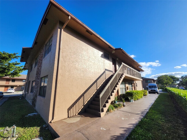 10004 Winding Lake Rd in Sunrise, FL - Building Photo - Building Photo
