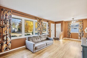 5800 Moore Lake Dr W in Fridley, MN - Foto de edificio - Building Photo