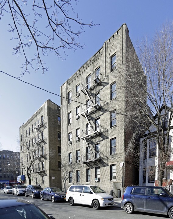 21-29 Bedford Park Blvd E in Bronx, NY - Building Photo