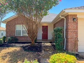833 Edgehill Rd in Burleson, TX - Building Photo