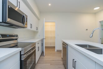 Templeton Heights in Winnipeg, MB - Building Photo - Building Photo