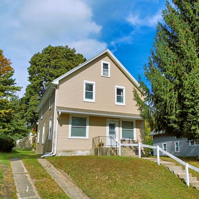 1052 Poplar St, Unit 1052 Poplar St in West Bend, WI - Building Photo - Building Photo