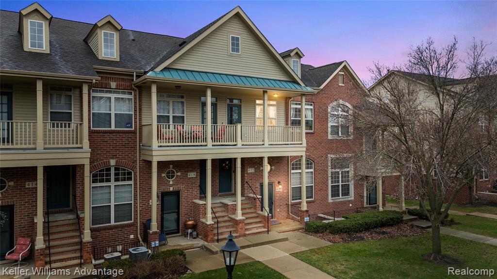 420 Old Pine Way in Walled Lake, MI - Building Photo