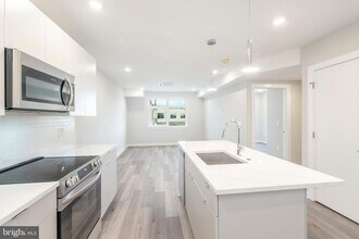3449 Scotts Ln, Unit B324 in Philadelphia, PA - Building Photo - Building Photo