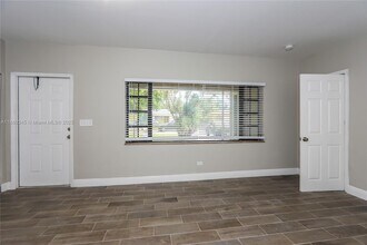 1041 NW 136th St in Miami, FL - Building Photo - Building Photo