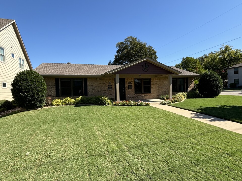 235 Austin St in Grapevine, TX - Building Photo