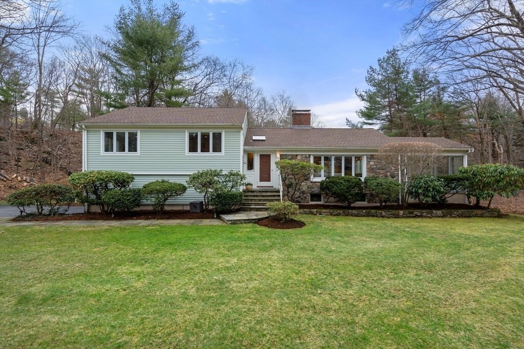 12 Hawthorne Ln in Weston, MA - Building Photo