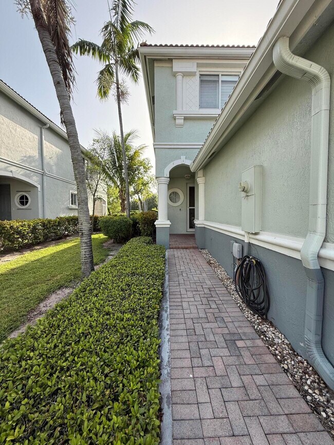 2136 Oakmont Dr in Riviera Beach, FL - Building Photo - Building Photo