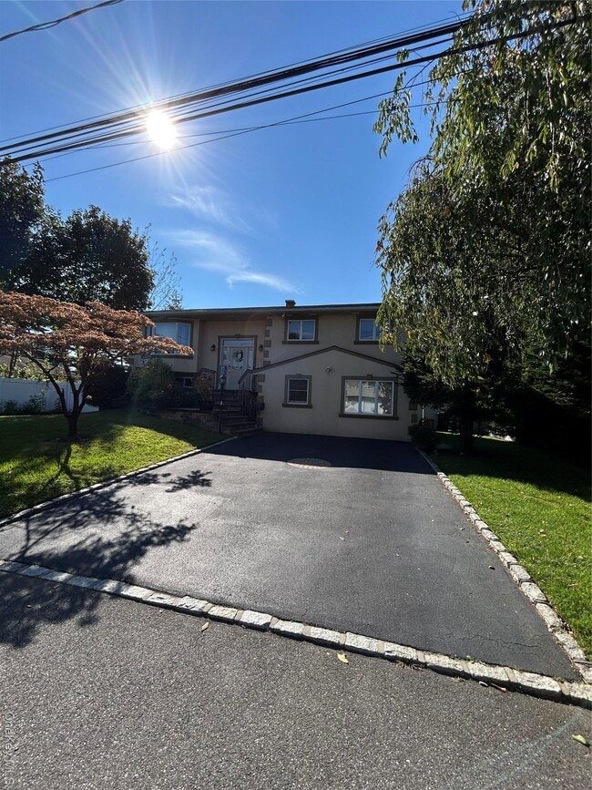 34 Colorado Ave in Bay Shore, NY - Building Photo - Building Photo