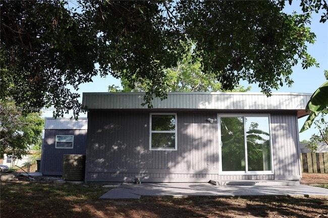 7915 NW 73rd Ave in Tamarac, FL - Building Photo - Building Photo