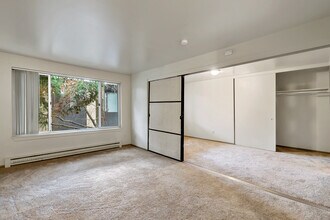 5515 15th Ave NE, Unit 304 in Seattle, WA - Building Photo - Building Photo