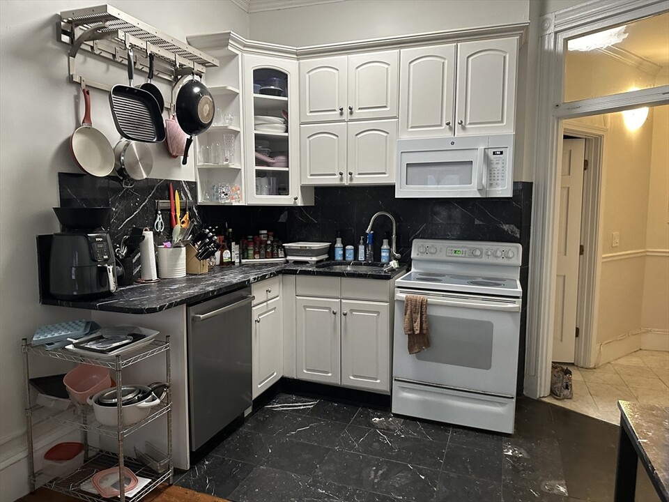 481 Beacon St, Unit 12A in Boston, MA - Building Photo