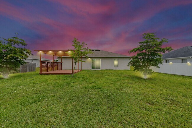 566 SW Grove Ave in Port St. Lucie, FL - Building Photo - Building Photo