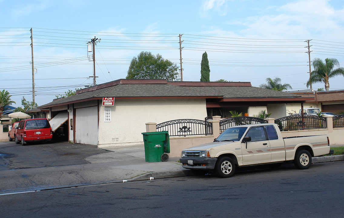 380-386 N Oak St in Orange, CA - Building Photo