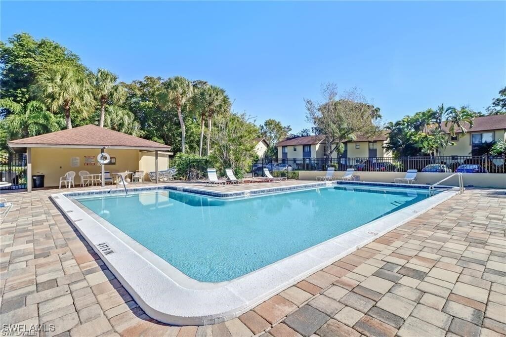 1390 Green Valley Cir in Naples, FL - Building Photo