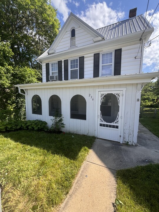 236 E Liberty St in Martinsburg, WV - Building Photo