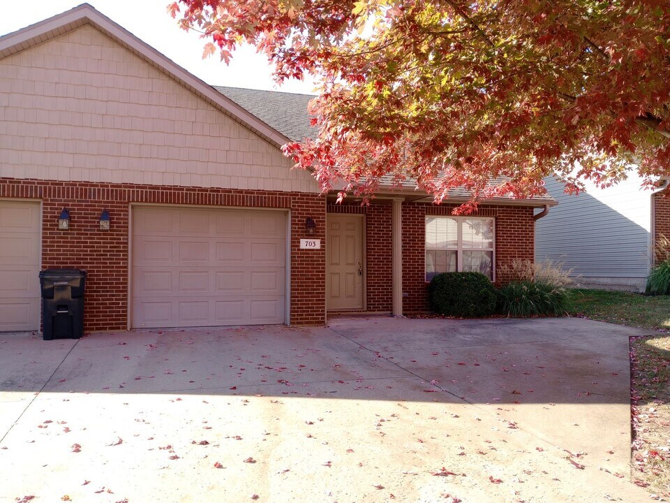 701-703 Glenstone Dr-Unit -703 Glenstone Dr. in Columbia, MO - Building Photo