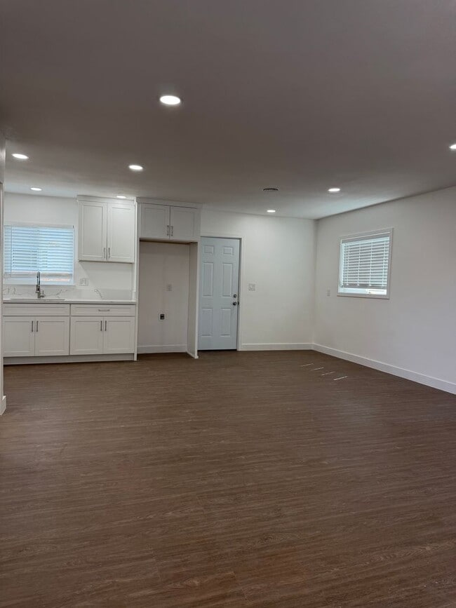 12681 Aristocrat Ave in Garden Grove, CA - Building Photo - Building Photo
