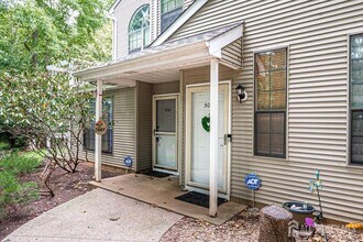 5001 Stonehedge Rd in Edison, NJ - Building Photo - Building Photo