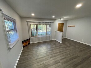 33240 N Greentree Rd in Grayslake, IL - Foto de edificio - Building Photo