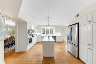 390 S Basswood Rd in Lake Forest, IL - Foto de edificio - Building Photo