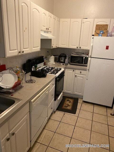 322 St Paul St in Brookline, MA - Foto de edificio - Building Photo