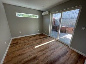 1211 Neola St, Unit Side unit in Los Angeles, CA - Building Photo - Building Photo