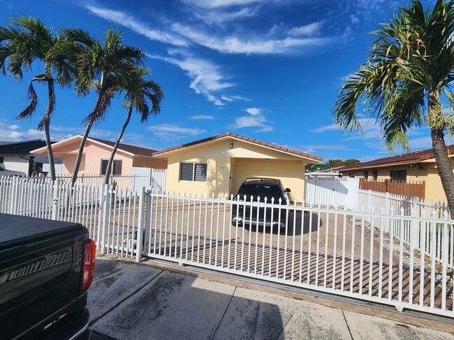 property at 1285 W 39th Pl