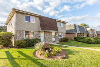 Glen Ellyn Court in Glen Ellyn, IL - Building Photo - Building Photo