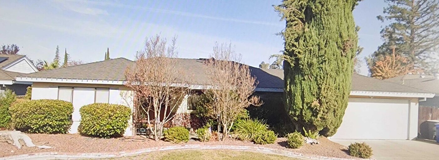635 Stanford Ct in Merced, CA - Building Photo
