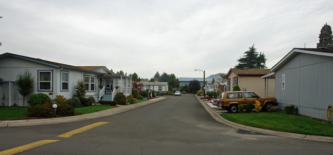 2150 Laura St in Springfield, OR - Building Photo - Building Photo