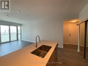 430-3430 Square One Dr in Mississauga, ON - Building Photo - Building Photo
