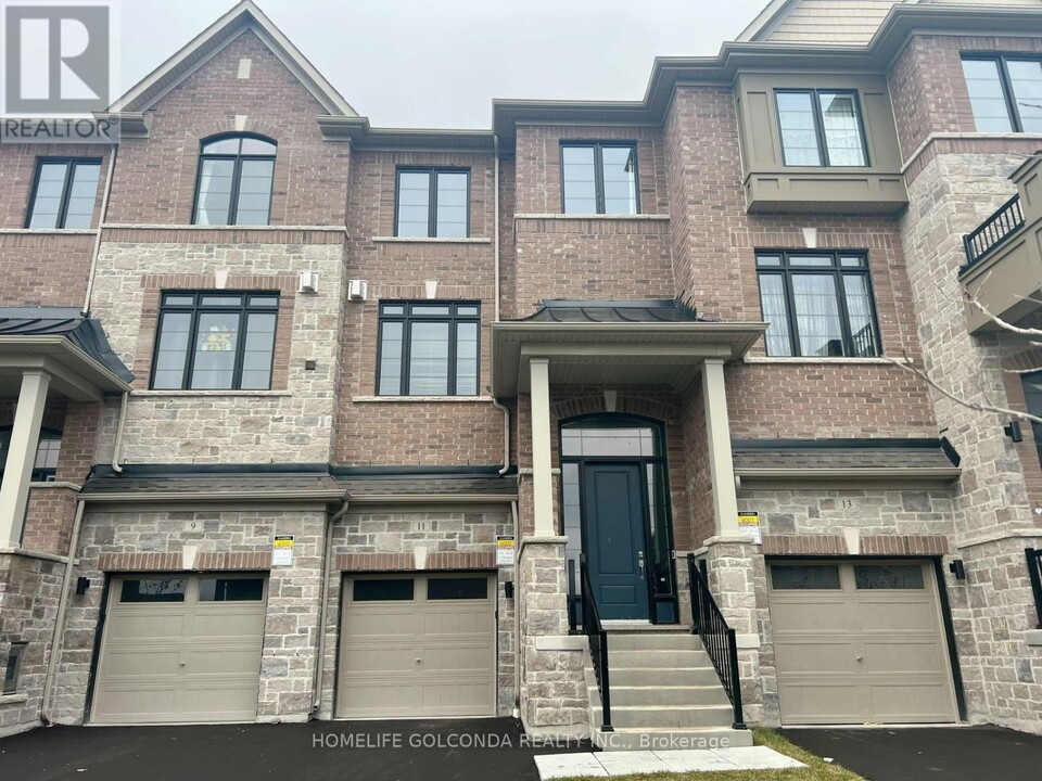 11 Elkington Cres in Whitby, ON - Building Photo