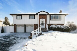 89 Harvest Ln in Commack, NY - Building Photo