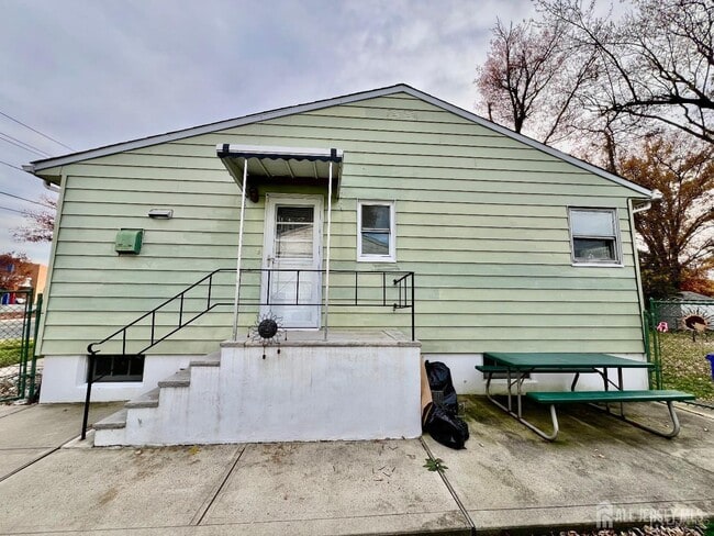 340 Old Post Rd in Edison, NJ - Building Photo - Building Photo