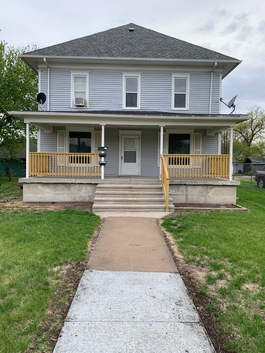 609 Grant St, Unit #2 in Holdrege, NE - Building Photo
