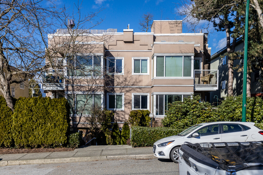 2245 Eton St in Vancouver, BC - Building Photo