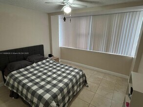 7545 E Treasure Dr in North Bay Village, FL - Building Photo - Building Photo