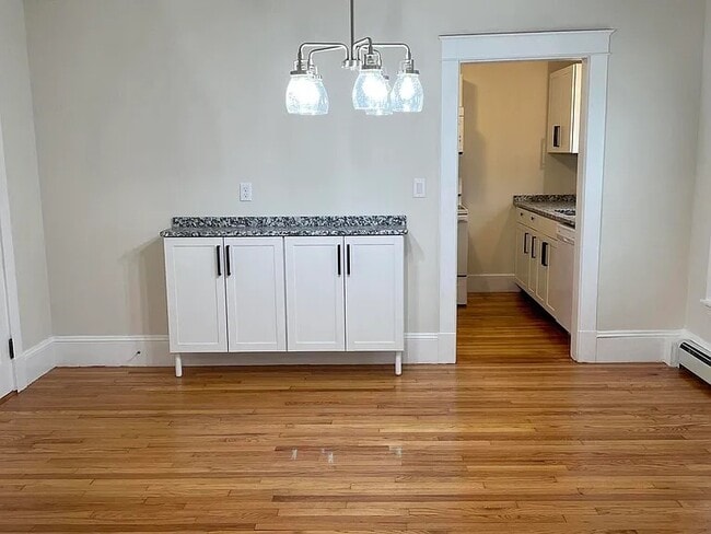 166 Massachusetts Ave, Unit Apartment 2 in Portland, ME - Foto de edificio - Building Photo