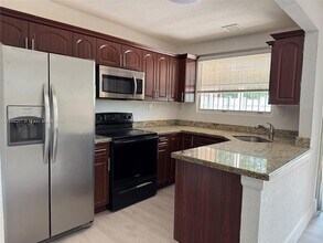 890 W 81st Pl in Hialeah, FL - Building Photo - Building Photo
