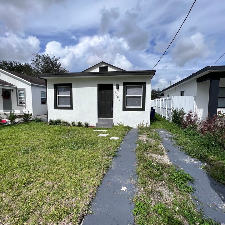 2987 NW 44th St in Miami, FL - Foto de edificio