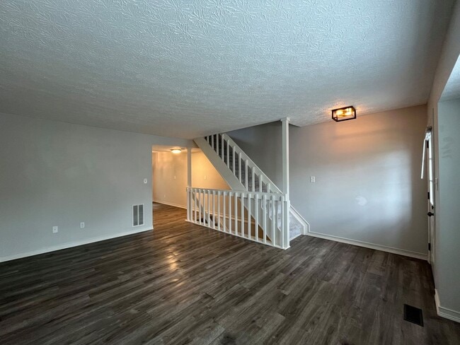869 Charnwood Ln in Columbus, OH - Building Photo - Building Photo
