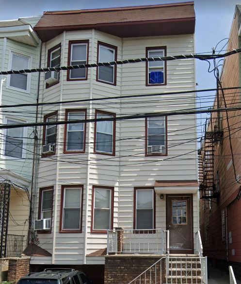 11 W 17th St in Bayonne, NJ - Building Photo - Building Photo