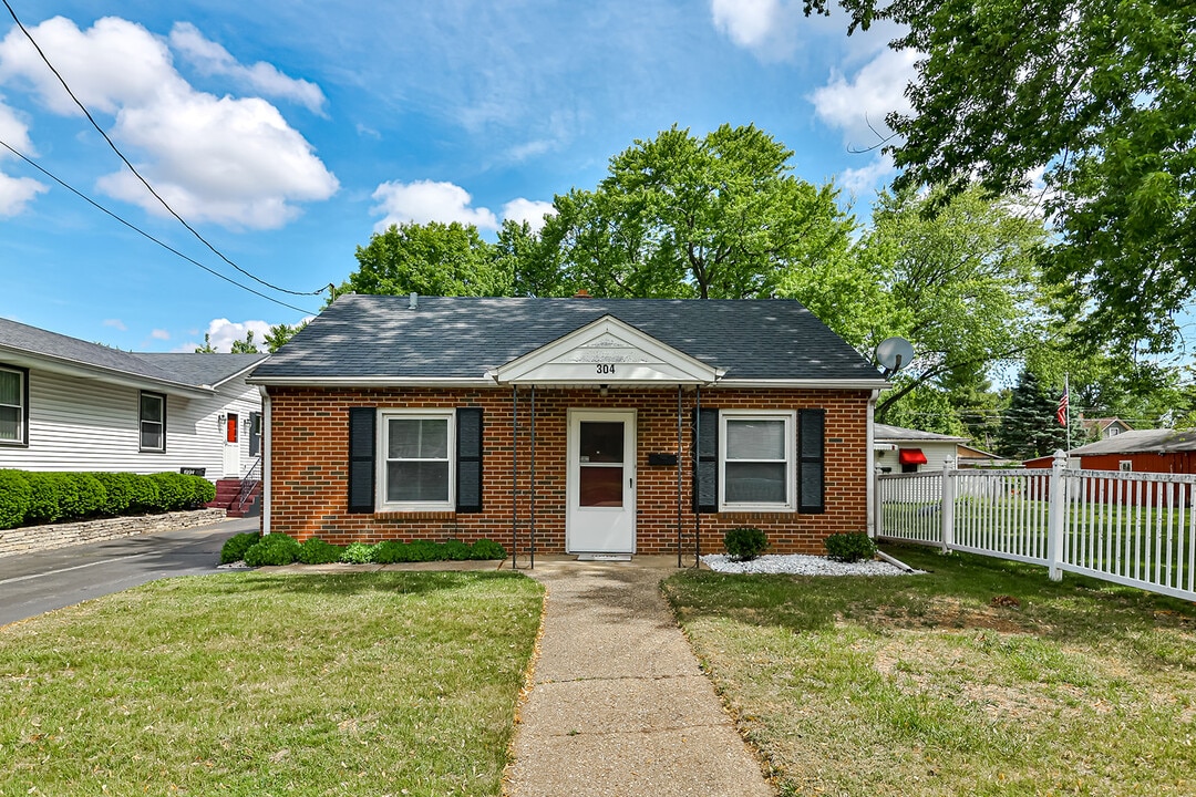 304 Merrill Ave in Loves Park, IL - Building Photo