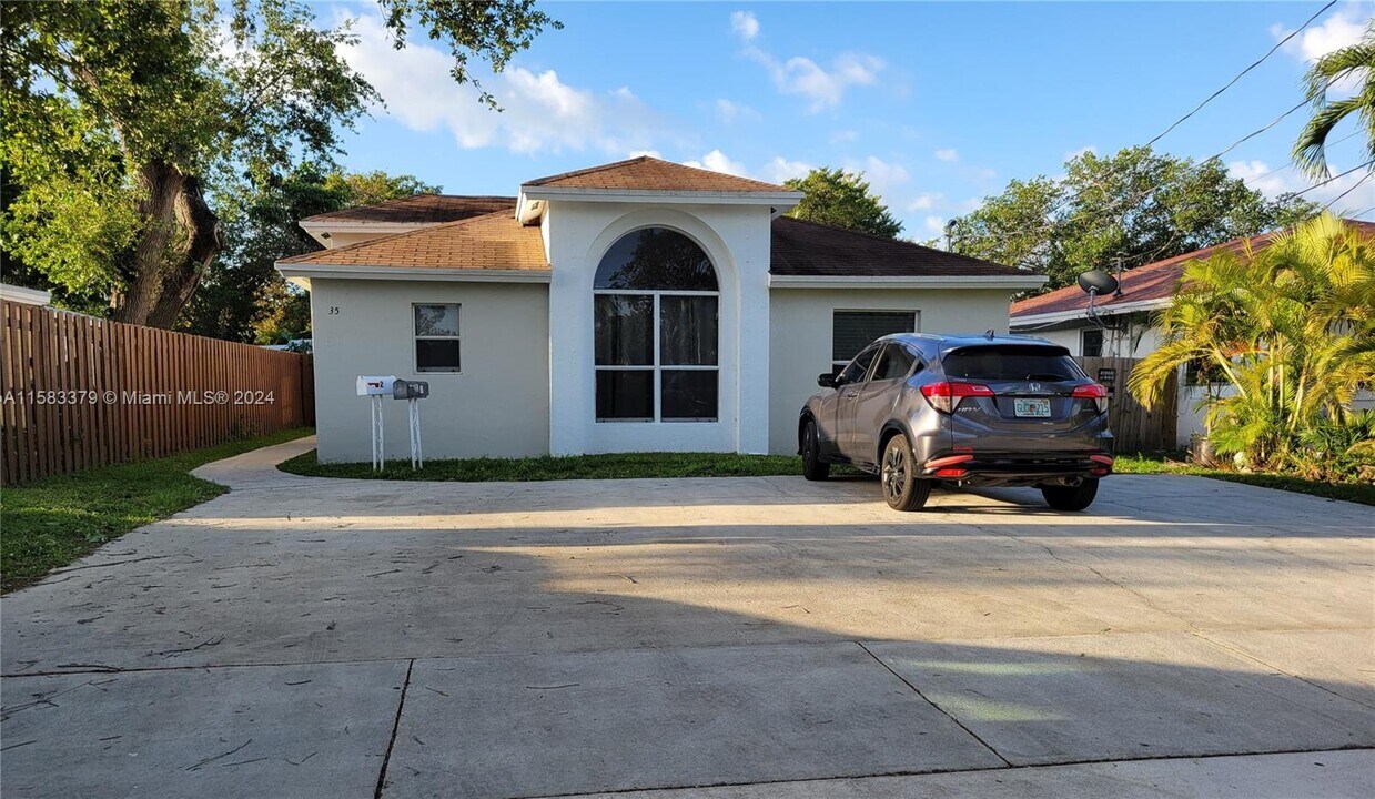 35 SW 7th St in Hallandale Beach, FL - Foto de edificio